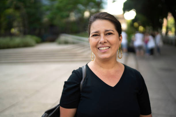 portrait of business woman outdoors - looking at camera one person urban scene photography imagens e fotografias de stock