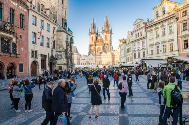 プラハでティーンの前に、天文時計と聖母教会 - tourist day prague crowd ストックフォトと画像