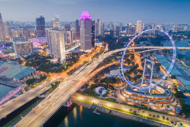 vista aérea panorâmico da skyline de singapore e da baía do porto, o porto é o centro da economia em singapore, lá é aqui todo o edifício de todo o banco e seguro dos majors. - singapore skyline - fotografias e filmes do acervo