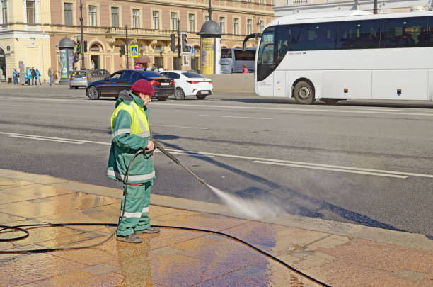 idratazione delle strade della città. - fountain water physical pressure splashing foto e immagini stock