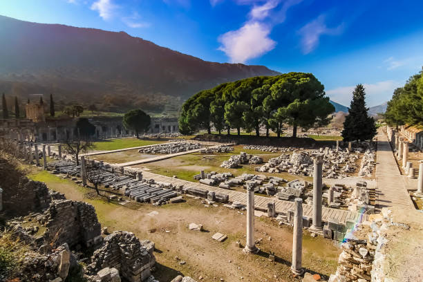 блоки каменных руин лежали на земле в эфесе - ephesus greek culture temple greece стоковые фото и изображения