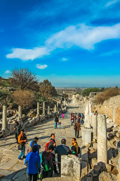 туристы по улице кюре в руинах города эфес - ephesus greek culture temple greece стоковые фото и изображения