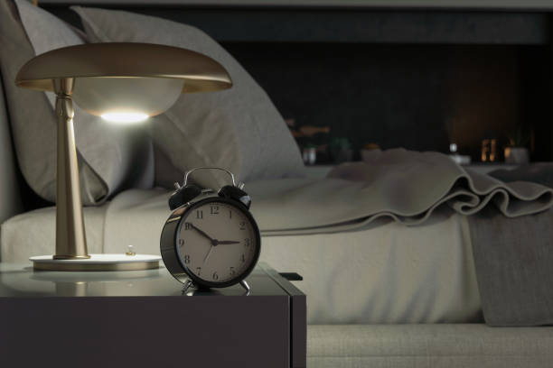 despertador en la mesa de noche en el dormitorio - sleeping insomnia alarm clock clock fotografías e imágenes de stock