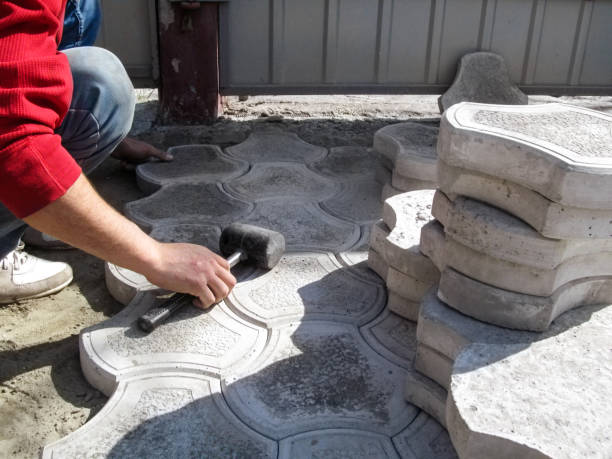 istock Laying gray paving tiles 'Bikini' in the yard 1144956556