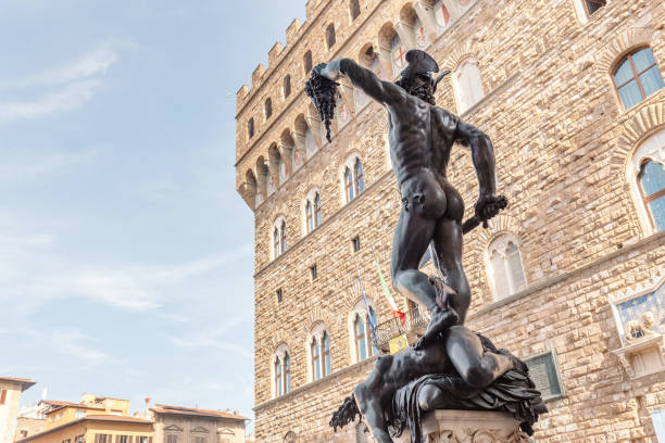 персей и медуза древняя статуя во флоренции, италия - loggia dei lanzi стоковые фото и изображения