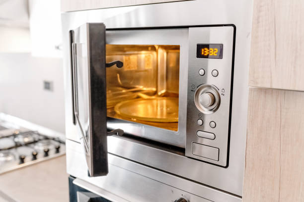 forno de microondas moderno da cozinha - loja de material elétrico - fotografias e filmes do acervo
