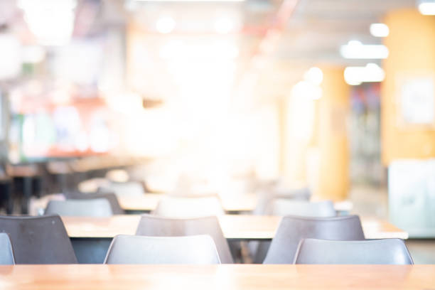 abstrakt verwischen leere tische und stühle in der cafeteria oder im lebensmittelhof des kaufhauses. verschwommene kantinen-speisesaal mit defokussierter wirkung. hintergrund oder kulisse für restaurant-essraumkonzept - frühstücksbereich stock-fotos und bilder