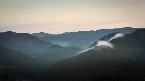 alba tranquilla nel villaggio di chikatsuyu sul sentiero kumano kodo. kumano kodo è una serie di antiche vie di pellegrinaggio che attraversano il kii hanto, la più grande penisola del giappone - kii foto e immagini stock