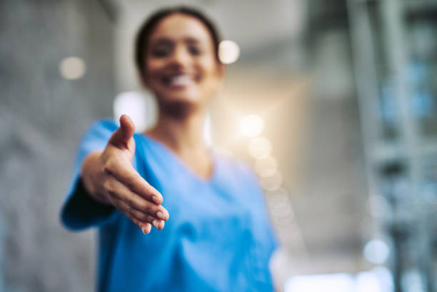 pronto para uma parceria de mudança de vida? - nurse reaching women doctor - fotografias e filmes do acervo