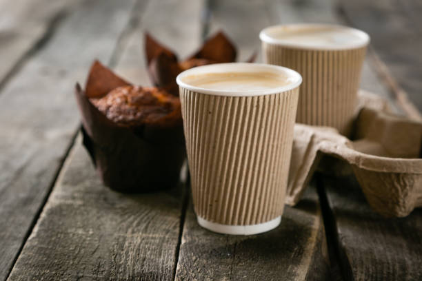 caffè da andare con muffin su sfondo legno - coffee muffin take out food disposable cup foto e immagini stock