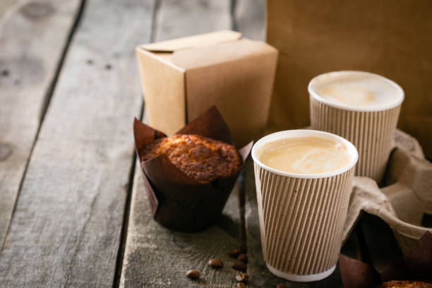 caffè da andare con muffin su sfondo legno - coffee muffin take out food disposable cup foto e immagini stock