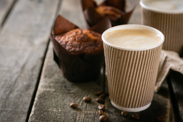 caffè da andare con muffin su sfondo legno - coffee muffin take out food disposable cup foto e immagini stock