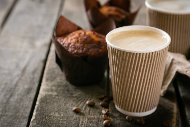 kawa, aby przejść z muffin na tle drewna - coffee muffin take out food disposable cup zdjęcia i obrazy z banku zdjęć