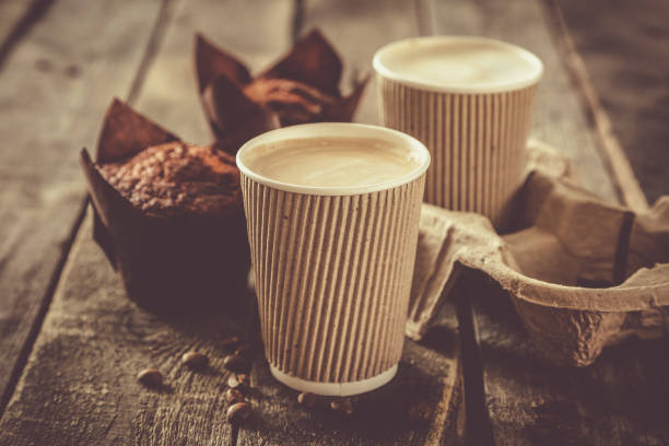 caffè da andare con muffin su sfondo legno - coffee muffin take out food disposable cup foto e immagini stock