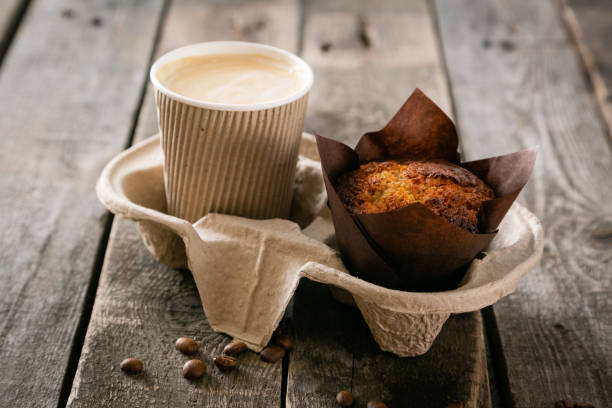 caffè da andare con muffin su sfondo legno - coffee muffin take out food disposable cup foto e immagini stock