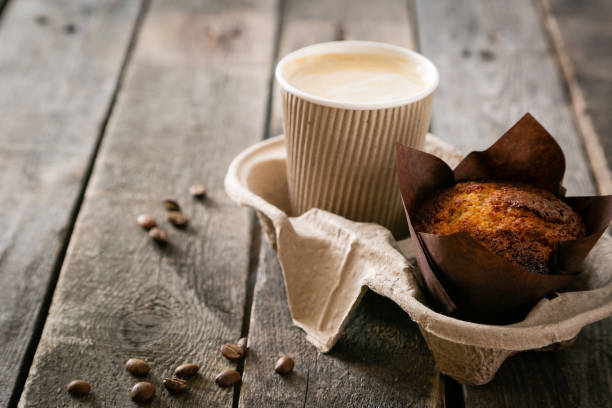 caffè da andare con muffin su sfondo legno - coffee muffin take out food disposable cup foto e immagini stock