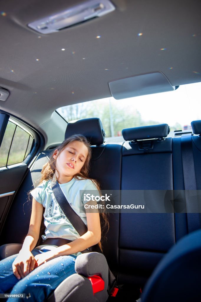 Aanvrager Mediaan ik ben ziek Klein Meisje Onaangenaam Slapen In De Auto Zonder Een Slaap Kussen  Stockfoto en meer beelden van 8-9 jaar - iStock