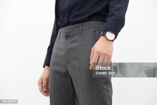 Closeup De Un Hombre Guapo Con Camisa Formal Negra Y Pantalón Largo Gris Foto de stock y más banco de imágenes de Pantalón - iStock Closeup De Un Hombre Guapo Con Camisa Formal Negra Y Pantalón Largo Gris Foto de stock y más banco de imágenes de Pantalón - iStock
