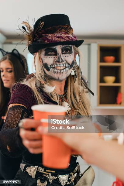 Foto de Felicidades A Halloween e mais fotos de stock de Dia das Bruxas - Dia das Bruxas, 45-49 anos, Amizade