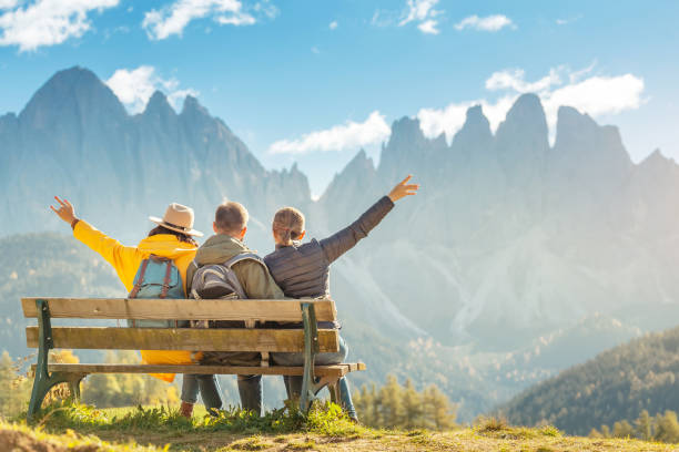 tre amici attivi viaggiano durante le vacanze autunnali e le vacanze sulle montagne delle dolomiti nella regione di bolzano in italia - alto adige summer travel destinations vacations foto e immagini stock