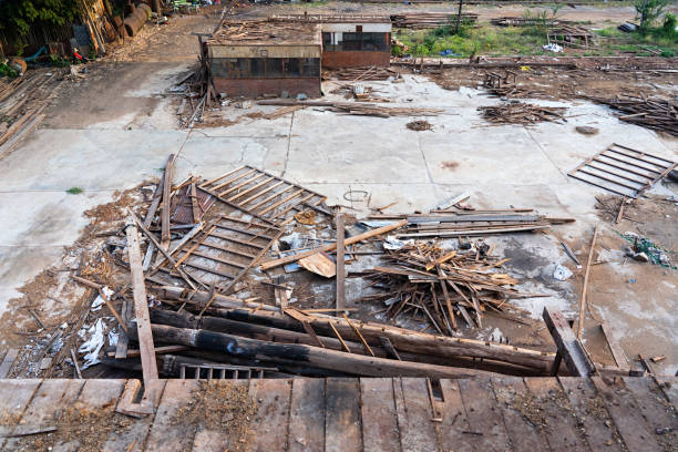 stosy drewna w wyburzonym młynie ryżowym - carpenter construction garbage ruined zdjęcia i obrazy z banku zdjęć