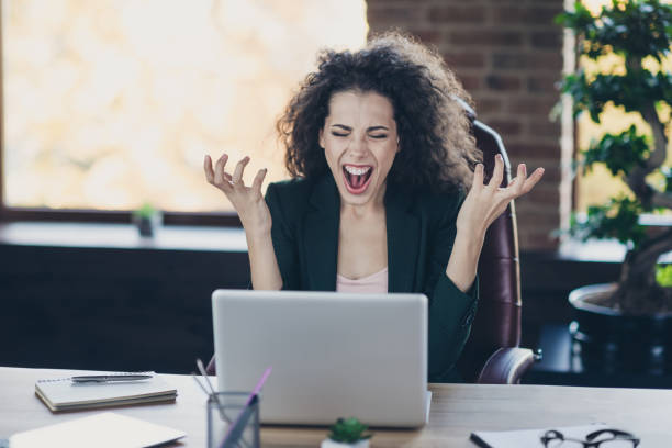 ritratto di deluso furioso irritato dall'occupazione dei colleghi del capo hanno domande difficili gridare sguardo pazzo allo schermo pc sedersi su una grande sedia in pelle in giacca d'abito classica vestita d'interni - problems computer pc frustration foto e immagini stock