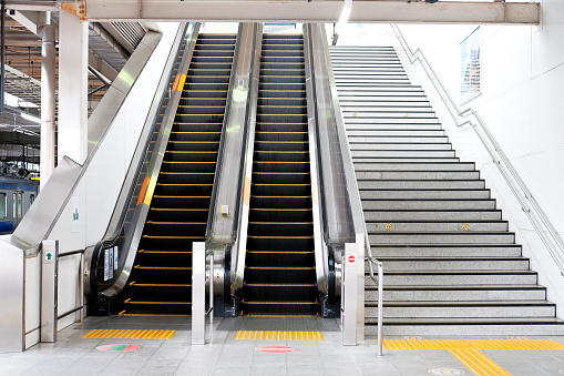 Modernas instalaciones de escaladores de lujo que conducen a una estación de metro con luces de neón, escalera móvil photo