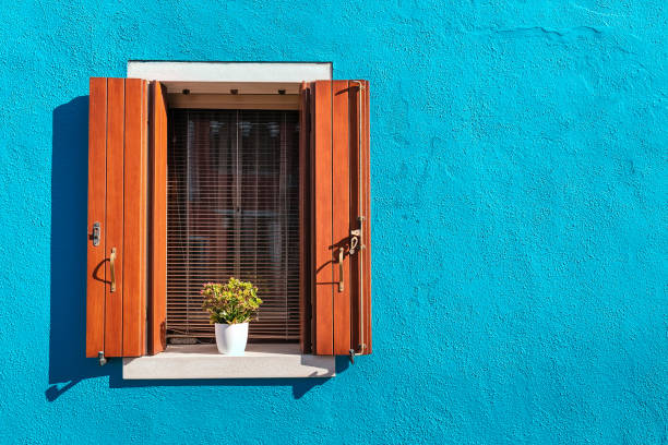 malerisches fenster in blauem, bunten haus als gestaltungskonzept - greek revival style stock-fotos und bilder