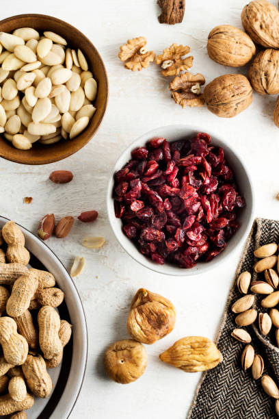 frutos secos mixtos con arándano, nueces y frutos secos mezclados, frutos secos y frutos secos colección - dried cranberry fotografías e imágenes de stock