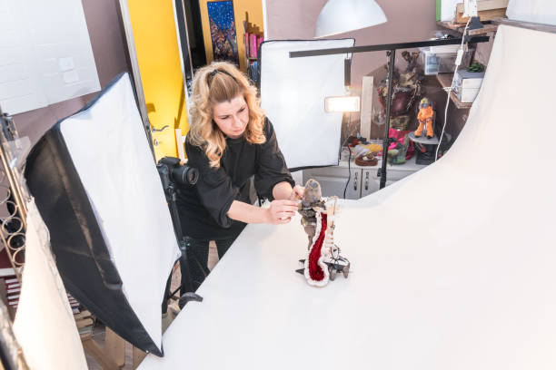 여자 아티스트 만들기 정지 모션 애니메이션 영화 프레임을 캡처 하 여 움직이는 물체의 착시 효과 - stop motion animation 뉴스 사진 이미지
