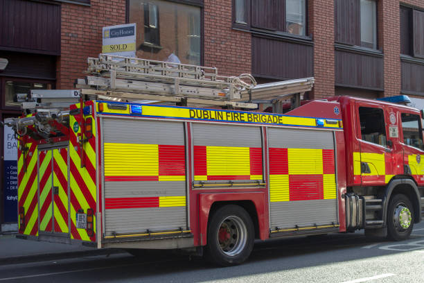 um caminhão da brigada de incêndio da cidade de dublin estacionado em uma rua de dublin em ireland. - engine car truck hose - fotografias e filmes do acervo