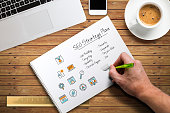 hand-schreibt-eine-seo-strategie-am-computerarbeitsplatz.jpg?b=1&s=170x170&k=20&c=oWRIHC5BYwMHHGEgk0Fkk_Rg1OlyrvP6tk1kWUgQGmg=