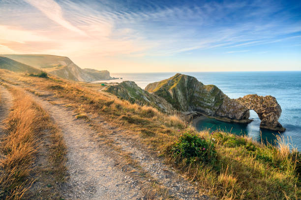 durdle door, dorset beach - dorset photos et images de collection