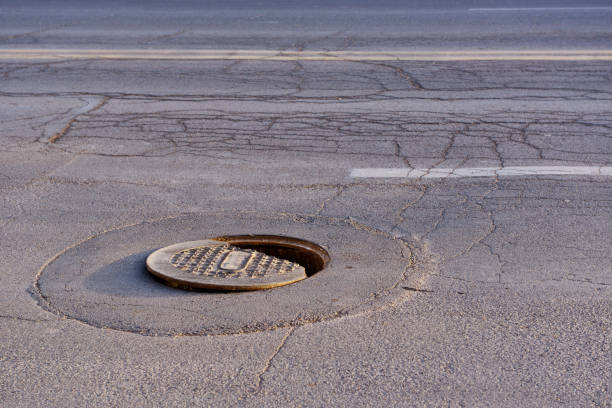 道路の穴。 - マンホール ストックフォトと画像