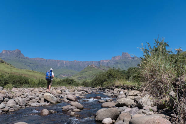 hiker de vacaciones disfruta del paisaje - tugela river fotografías e imágenes de stock