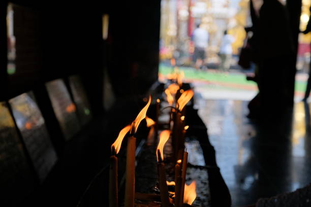 llama de velas en los templos tailandeses - traditional culture dragon old asian culture fotografías e imágenes de stock