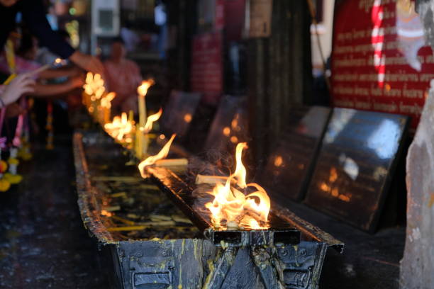 llama de velas en los templos tailandeses - traditional culture dragon old asian culture fotografías e imágenes de stock