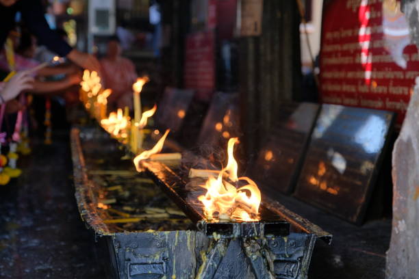 flama das velas em templos tailandeses - traditional culture dragon old asian culture - fotografias e filmes do acervo