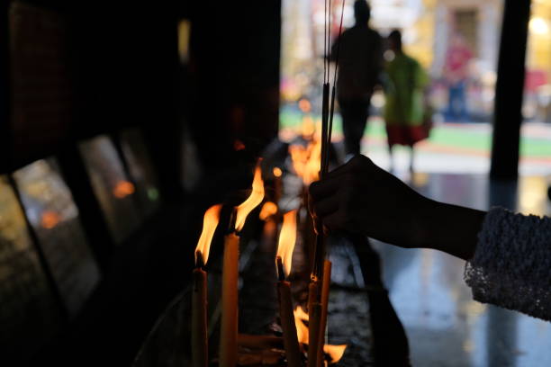 flama das velas em templos tailandeses - traditional culture dragon old asian culture - fotografias e filmes do acervo