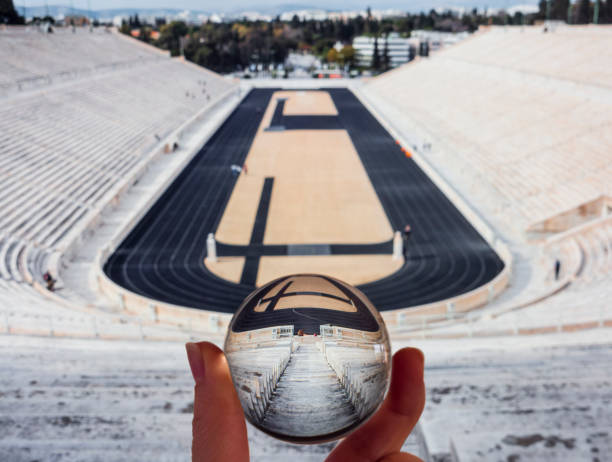 photo à travers une boule de cristal vue de l’ancien stade des premiers jeux olympiques en marbre blanc-stade panathenaic à athènes, grèce - marathon ancient greece greek culture photos et images de collection