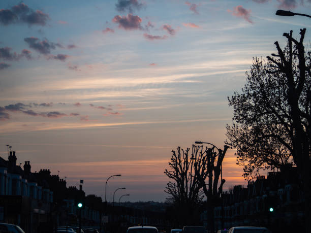 夕方の空、ラッシュア�ワーにロンドンに沈む夕日 - london england on the move commuter rush hour ストックフォトと画像