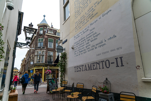 Street of the historic center of Leiden, with a literary mural on the facade of one of its buildings.