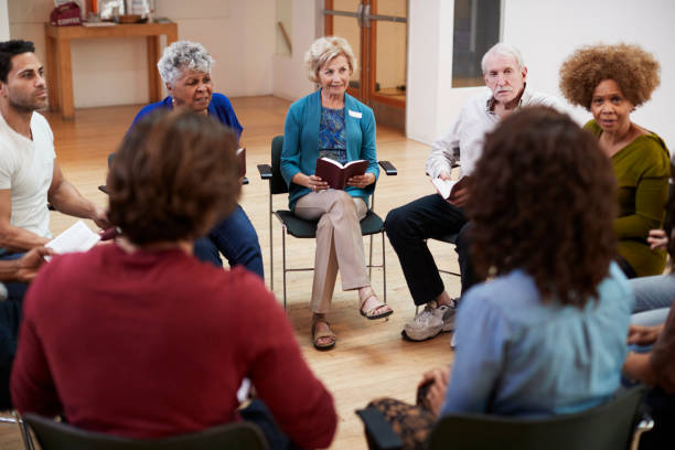 コミュニティセンターでの聖書研究や本グループ会議に出席する人々 - study bible group of people talking ストックフォトと画像
