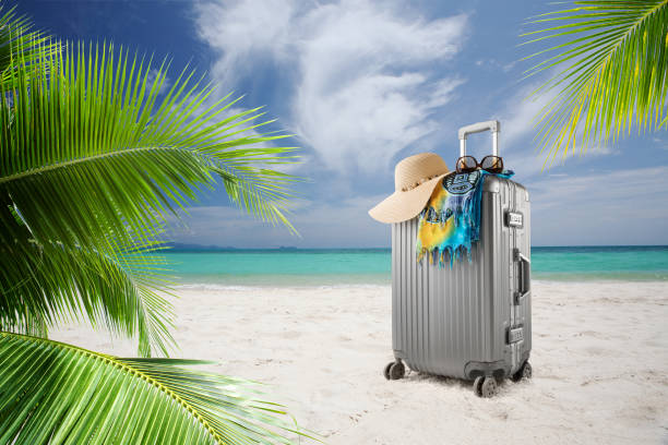 vacaciones de verano - outdoor chair beach chair sarong fotografías e imágenes de stock