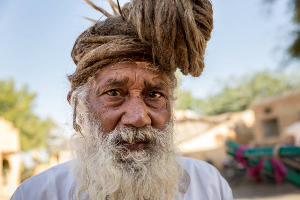 senior indian man retrato - sacred place fotografías e imágenes de stock