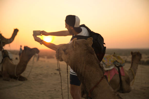 el hombre toma retrato selfie con camello en el desierto - indian subcontinent culture fotografías e imágenes de stock