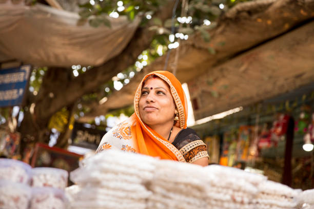 インディアンストリートベンダーの女性 - developing countries small business india owner ストックフォトと画像