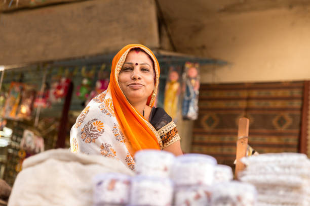 インディアンストリートベンダーの女性 - developing countries small business india owner ストックフォトと画像