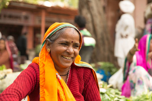 vendedor de la calle mujer india sonriendo - india indian culture women market fotografías e imágenes de stock