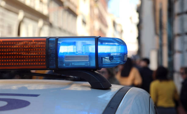 pattuglia auto della polizia con luce blu di sirene - milan napoli foto e immagini stock